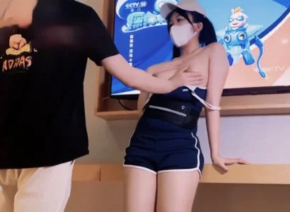 Cô nhân viên bán TV xinh đẹp cùng vị khách may mắn