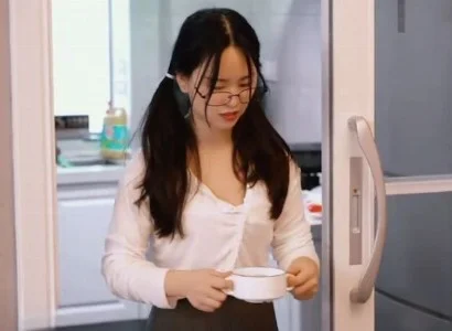 Người phụ nữ bị cha dượng nện
