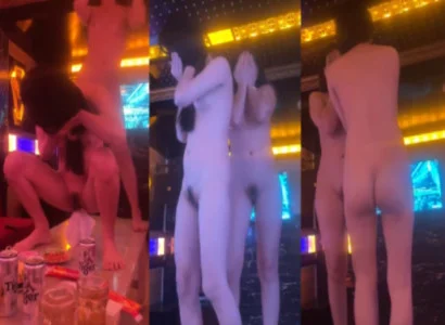 Vũ nữ trình bày vũ điệu thoát y đầy khêu gợi tại quán hát